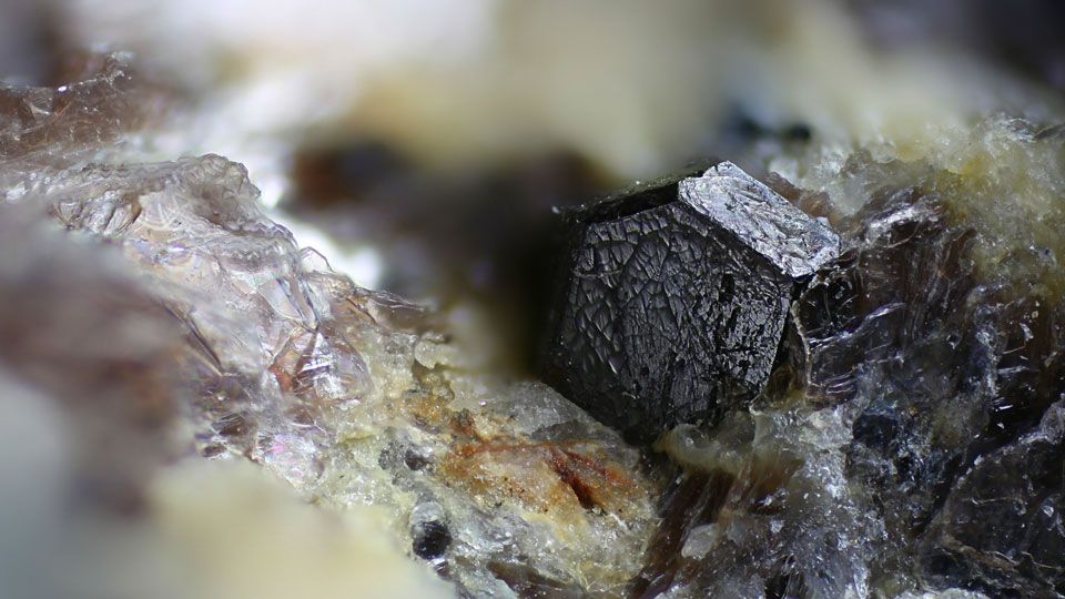 Zirkon Kristall als Werkstoff für Zahnersatz